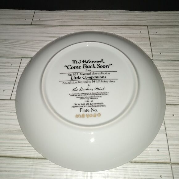 Vintage Danbury Mint MJ Hummel Collectible Boy and Girl Plates Set Of 3 - Picture 4 of 10